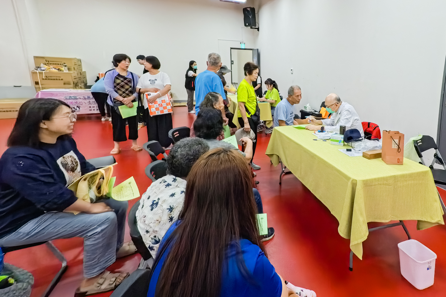 眼科義診區吸引眾多民眾排隊候診，由專業醫師親切問診，提供全面性的眼睛保健服務。(彰基提供)